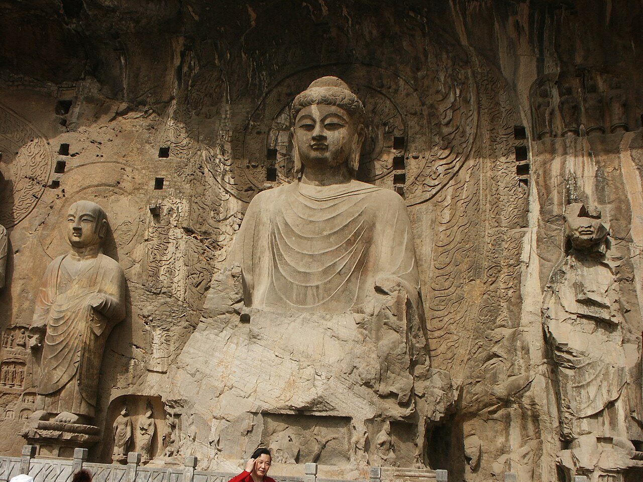 Ancient_Buddhist_Grottoes_at_Longmen-_Fengxian_Temple,_Vairocana_Buddha