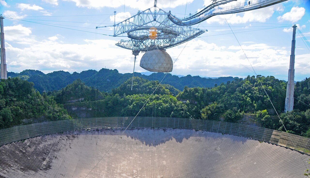 Arecibo_radio_telescope_observatory_Puerto_Rico_-_panoramio_(11)