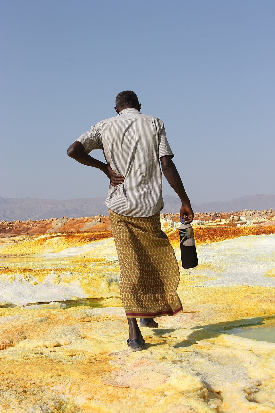 Ethiopia_Dallol_GuideStanding