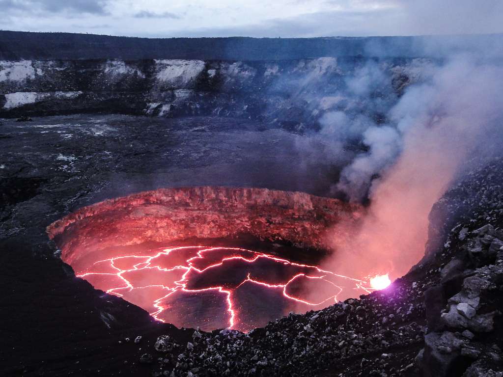 kilauea-lava-lake-12792432484-1b24aa